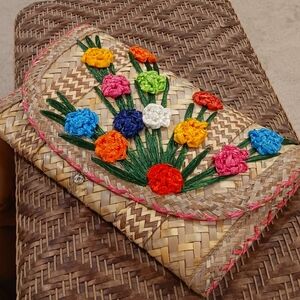 **HANDMADE BAHAMIAN BASKETWEAVE CLUTCH**